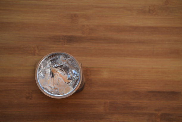 头顶上的食物和饮料的照片与一个清澈的玻璃杯气泡水与冰块和新鲜水果在一个乡村厨房的桌子或木板背景与空间图片下载