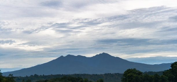 从Brgy看到的Apo山。Indangan,菲律宾达沃。图片下载