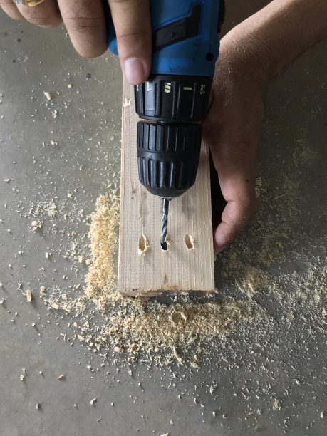 用螺丝刀进行木材钻孔图片下载