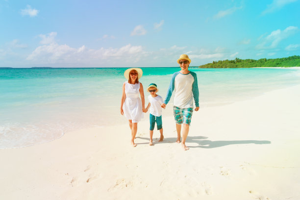 幸福的家庭和孩子在海滩上散步图片下载