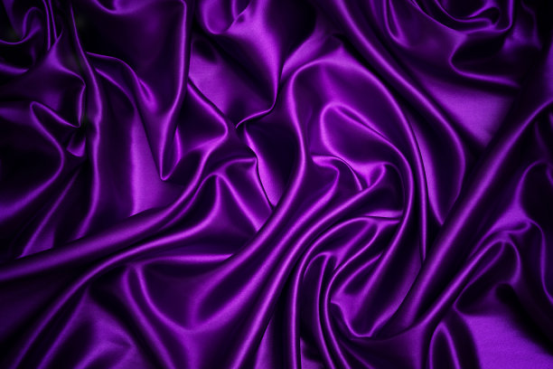 紫色面料的背景和纹理，褶皱的紫色缎子抽象和设计，抽象紫色窗帘布，图案和细节槽的紫色面料的背景和抽象图片下载