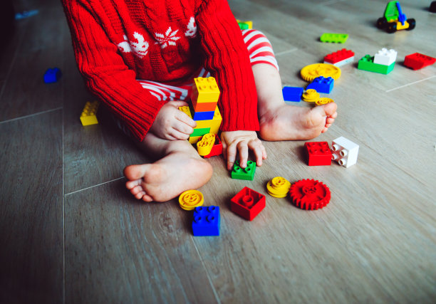 小宝贝在玩五颜六色的塑料积木图片下载