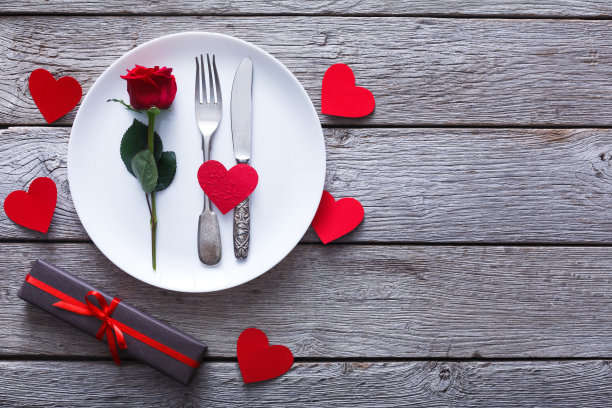 情人节背景，餐具与玫瑰盘上的木头图片下载