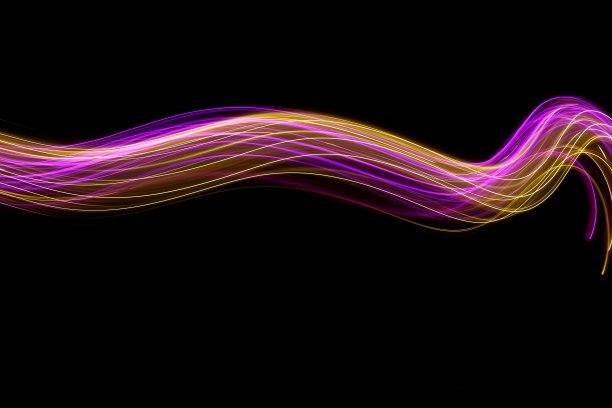 粉色和金色的光画摄影，光线流，长曝光照片，以黑色为背景图片下载