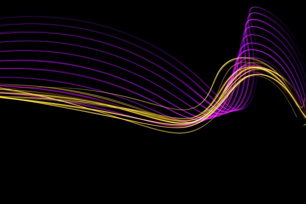 粉色和金色的光画摄影，光线流，长曝光照片，以黑色为背景图片下载