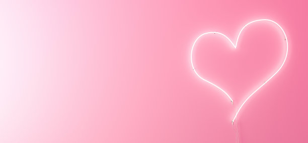 霓虹和粉色辉光效果的爱与文字空间图片下载