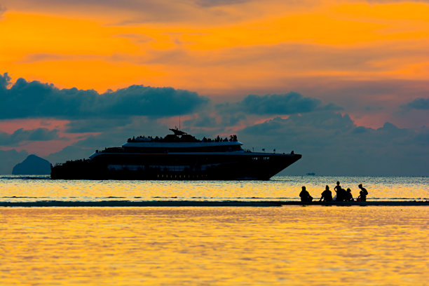 船影黄昏黄昏天空的时候，人们欣赏黄昏天空的美妙景色图片下载