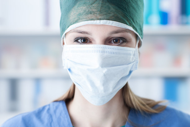 女外科医生，戴手术帽和口罩素材图片