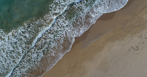 冬季海滩的鸟瞰图图片下载