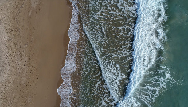 冬季海滩的鸟瞰图图片下载