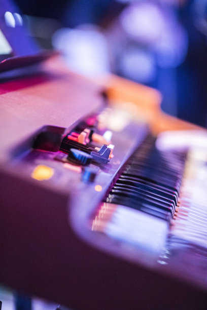 在舞台上弹奏键盘、合成器图片下载