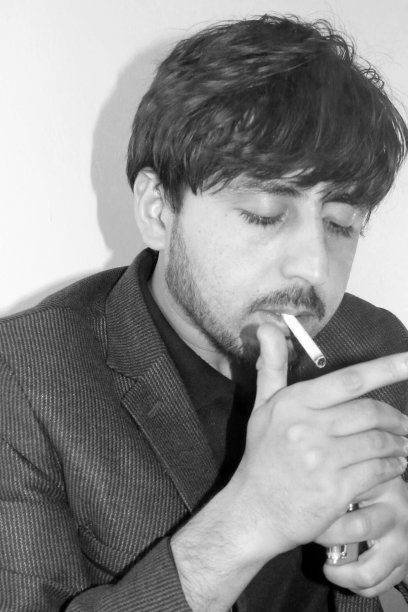 吸烟的英俊年轻男人特写图片下载