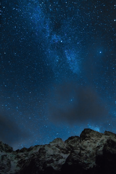 银河越过高山。图片下载