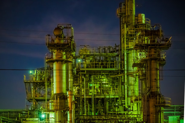 晚上是工业区。建筑物就像生物一样在夜晚呼吸。图片下载