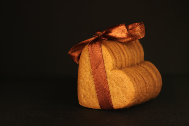 姜饼在黑暗的背景上图片下载