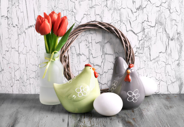 复活节的装饰有木制的花环，红色的郁金香，陶瓷母鸡和鸡蛋图片下载