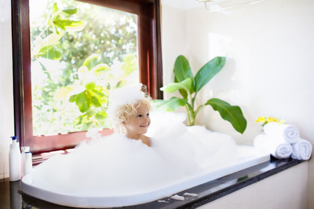 泡泡浴中的孩子。孩子洗澡。婴儿淋浴。图片下载