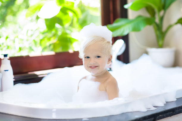 泡泡浴中的孩子。孩子洗澡。婴儿淋浴。图片下载