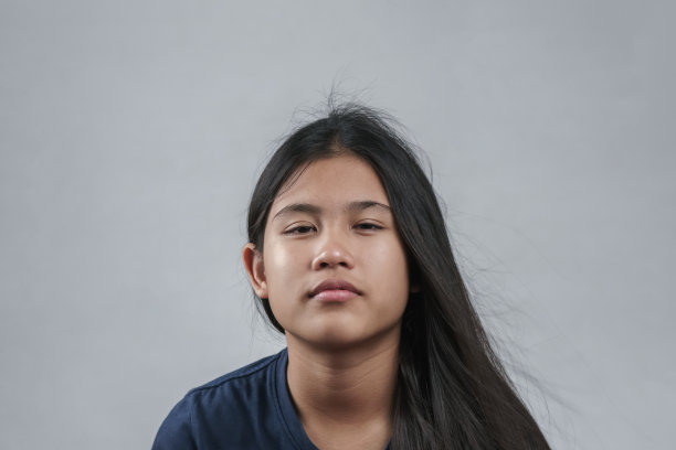 一个可爱的小女孩看着相机的肖像图片下载