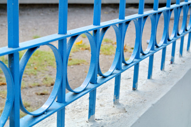 蓝色的金属门图片下载