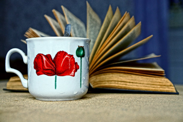 一杯茶，一本打开的书图片下载