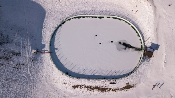 用于滑雪坡道的人工集水库图片下载