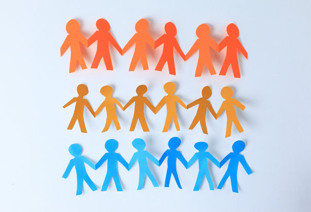 三队纸工手牵着手图片下载