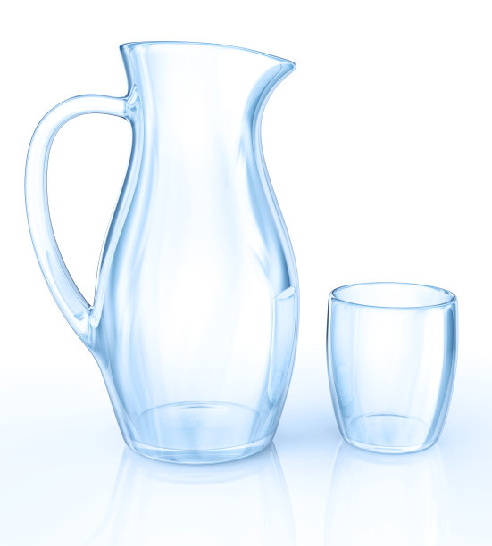 玻璃水壶里盛满了水。图片下载