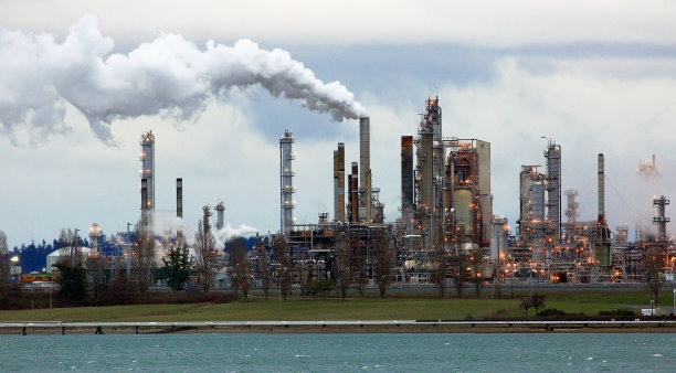 炼油厂烟囱冒出滚滚浓烟图片下载