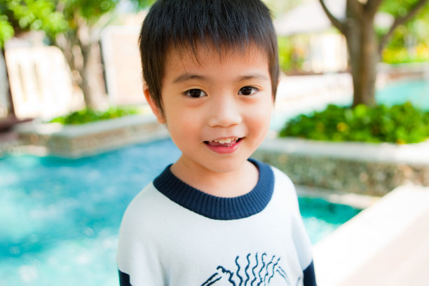 一个小男孩图片下载