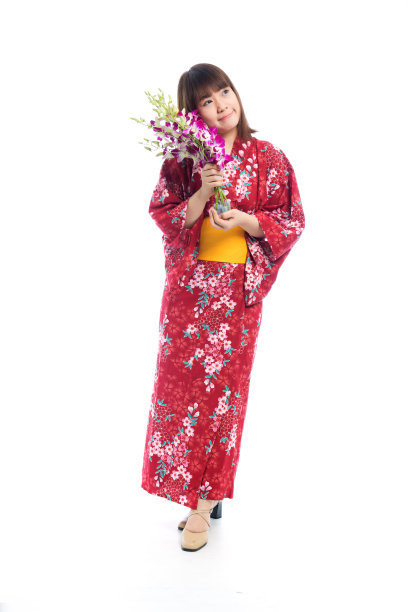 迷人的亚洲女人穿着和服与兰花花在白色的背景。图片下载