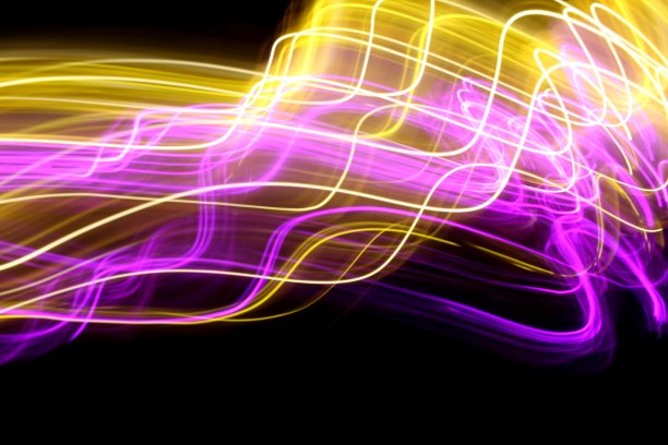 粉色和金色的光画摄影，光线流，长曝光照片，以黑色为背景图片下载