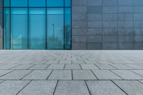 现代办公大楼前空荡荡的人行道图片下载