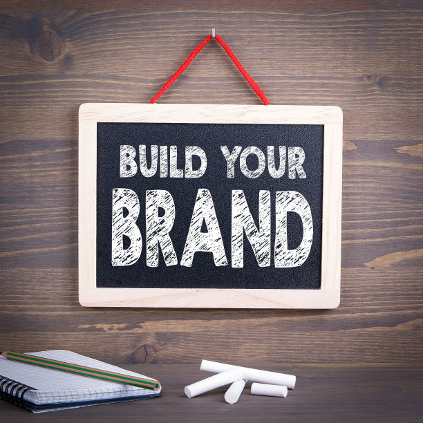 建立你的品牌概念。木制背景上的黑板图片下载