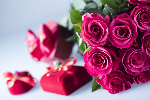 情人节的概念背景。玫瑰，礼物，浪漫的装饰品。文本。素材图片