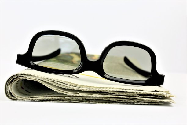 一张带眼镜的纸的概念图像图片下载