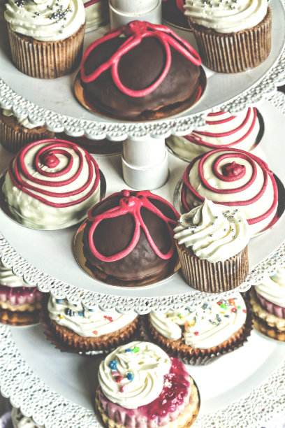 糖果架上的各种形状的奶油姜饼干图片下载