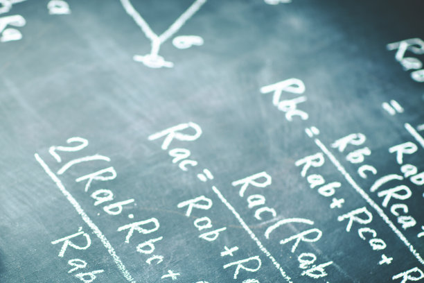 在黑板上写着电流的物理公式图片下载