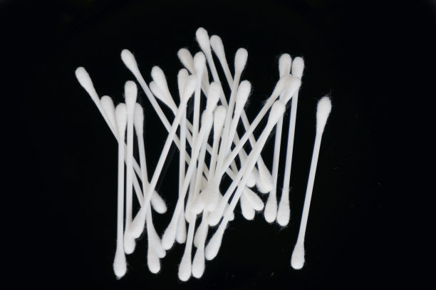 一张在黑色盘子上的棉花芽的照片，特写图片下载