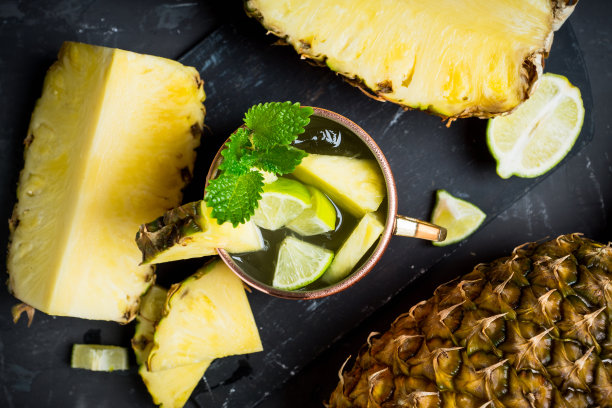 冷菠萝莫斯科骡子鸡尾酒铜杯在乡村背景图片下载