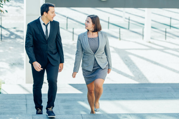 商务人士聊天和上楼图片下载