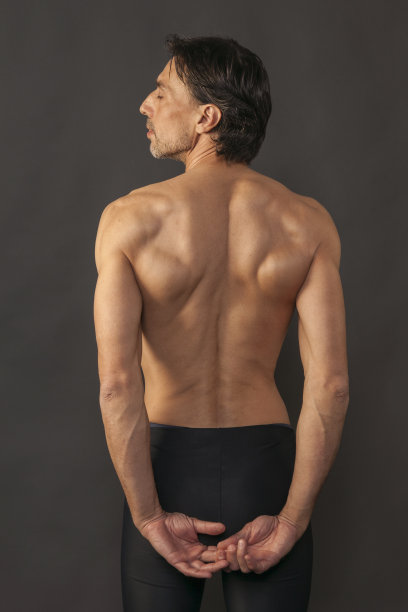 不错的男性身体图片下载