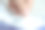 特写女人手拿湿纸巾从包装。素材图片