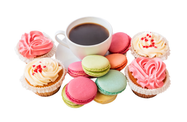 咖啡杯里有杏仁饼干和纸杯蛋糕。有选择性的重点图片下载