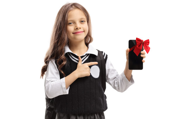 一个小女生拿着一个用红丝带包着的手机作为礼物指着图片下载