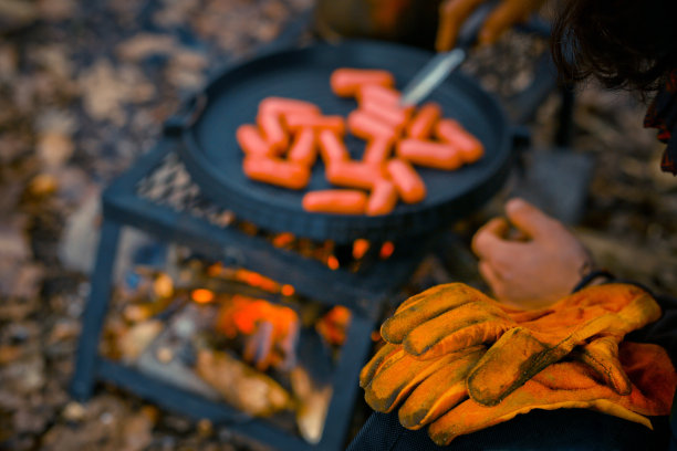 野营时戴的旧黄皮手套图片下载