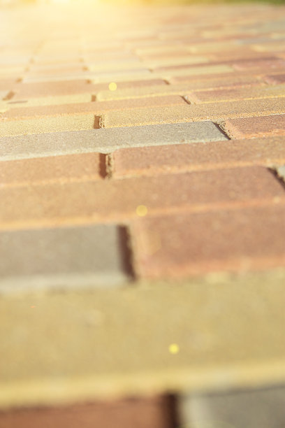 多色砖路径从低角度透视与略微倾斜的地平线在金色阳光耀斑。生活方式选择命运和谐挑战理念。博客的励志图片图片下载