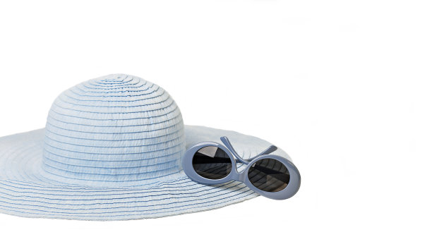 夏季妇女的帽子和太阳镜的蓝色在孤立的背景。图片下载