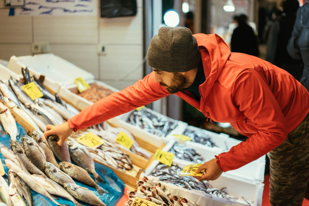 伊斯坦布尔市场的鱼小贩图片下载