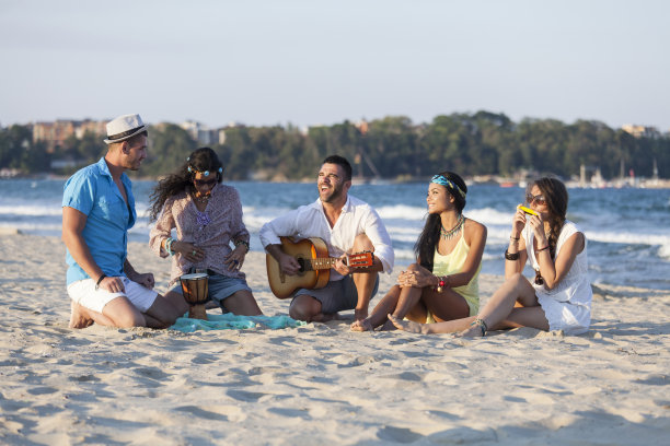 海滩上的年轻人图片下载